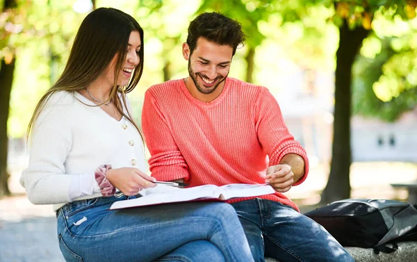 Dos Estudiantes Estudiando Juntos Sentados Banco Aire Libre — Foto de Stock