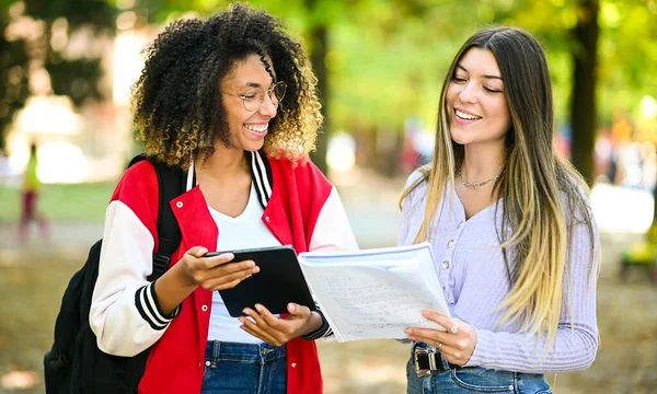 Female Multiethnic Students Having Conversation Outdoor — Stock Photo, Image