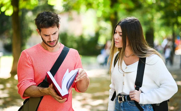 Dwóch Studentów Mężczyzna Kobieta Rozmawiają Świeżym Powietrzu Parku Studenckim Trzymając — Zdjęcie stockowe