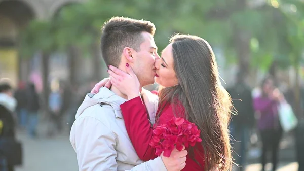 Jovem Lindo Casal Beijando Livre — Fotografia de Stock