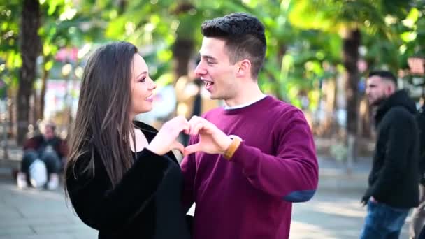 Jeune Couple Étreignant Tout Faisant Une Forme Coeur Avec Leurs — Video