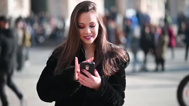 Jeune Femme Utilisant Téléphone Tout Marchant Dans Parc Ville — Video