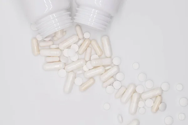 Куча Белых Таблеток Капсул Лекарств Витаминов Полезных Пищевых Добавок Разбросанных — стоковое фото