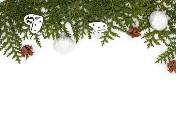 Thuja Και Κλαδιά Πεύκου Χριστουγεννιάτικα Παιχνίδια Λευκό Φόντο Εορταστική Σύνθεση — Φωτογραφία Αρχείου