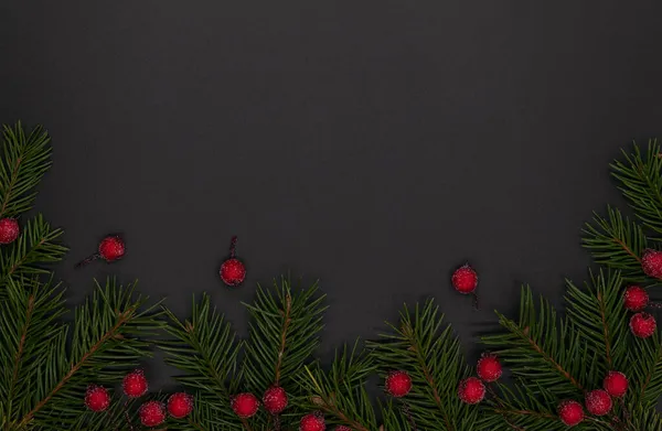 Χριστουγεννιάτικο Πλαίσιο Από Κλαδιά Πεύκου Και Κόκκινα Μούρα Εορταστική Έννοια — Φωτογραφία Αρχείου