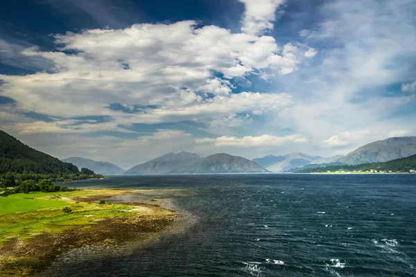 Hermosa vista del lago y las colinas escocesas — Foto de Stock