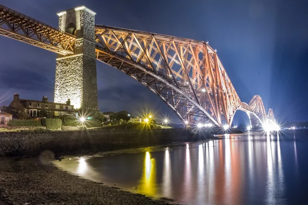 Gece boyunca ileri yol köprü — Stok fotoğraf