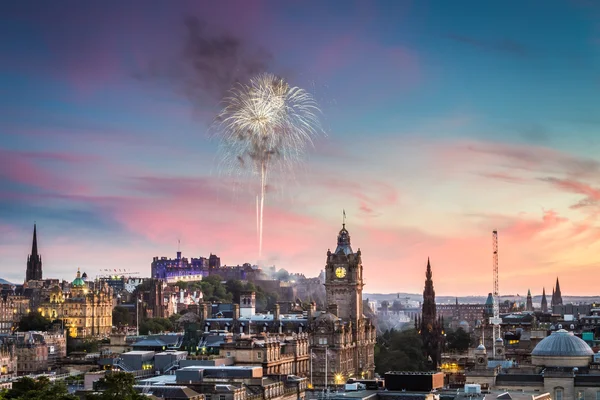 Fogos de artifício sobre o Castelo de Edimburgo durante a tatuagem militar — Fotografia de Stock