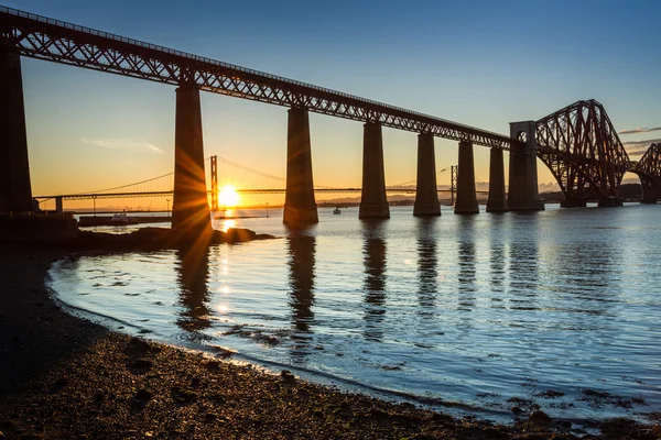 Puesta de sol entre los dos puentes en Escocia — Foto de Stock