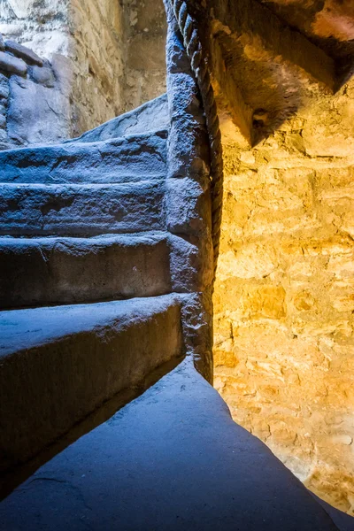 Escalera en espiral de piedra en el castillo — Foto de Stock