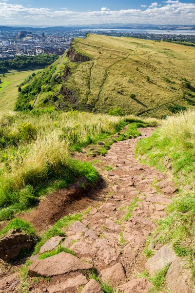 Sten vandringsled i bergen leder till majestätiska hill — Stockfoto