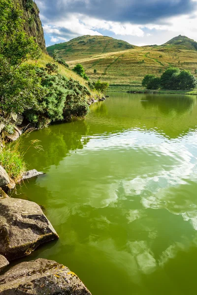 View of a mountain lake at the saint Patrick Day's — Stock Photo, Image