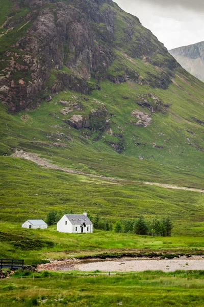 Maison dans les hautes terres ensoleillées d'Écosse — Photo