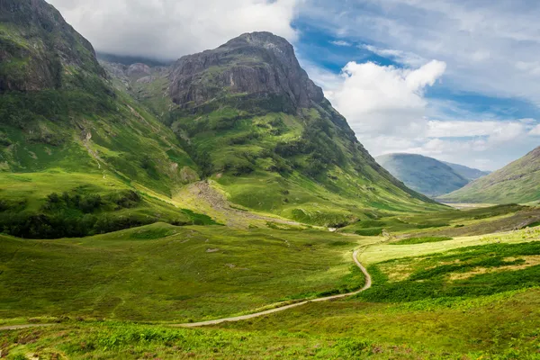 Wandelpad in het zonnige hooglanden van Schotland — Stockfoto