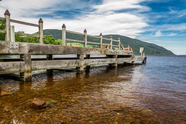 Antiguo puerto sobre el Lago Ness en Escocia — Foto de Stock