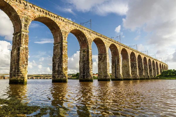 Stary most kolejowy kamień w berwick-upon-tweed — Zdjęcie stockowe