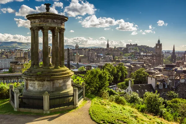 Utsikt över slottet från calton hill i solig dag — Stockfoto