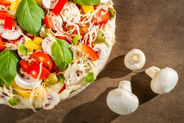 Close-up pizza mentah dan tiga jamur — Stok Foto