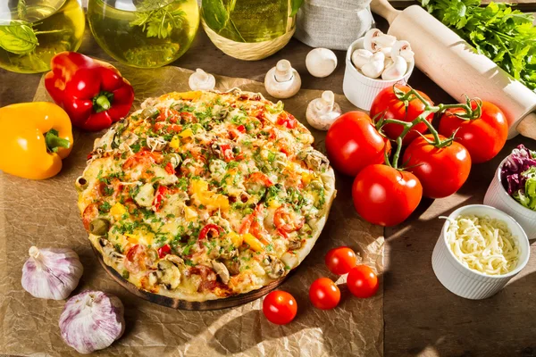 Pizza al horno e ingredientes frescos — Foto de Stock