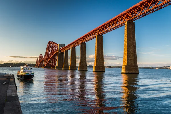 Boat at sunset in an old metal bridge in Scotland — Stock Photo, Image