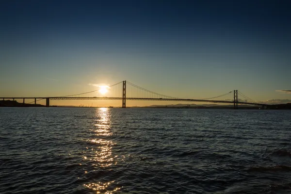 Pont sur la rivière au coucher du soleil à Édimbourg — Photo