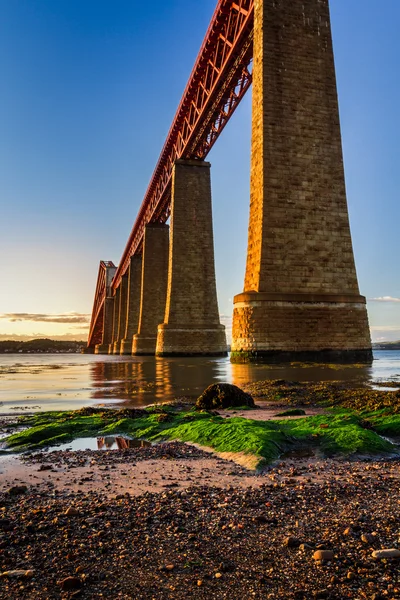 Río sobre otro camino puente al atardecer — Stockfoto