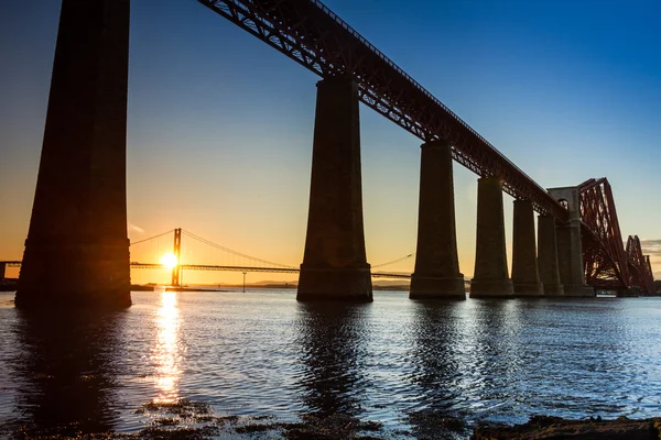 Sunset mellan de två broarna i sommar — Stockfoto