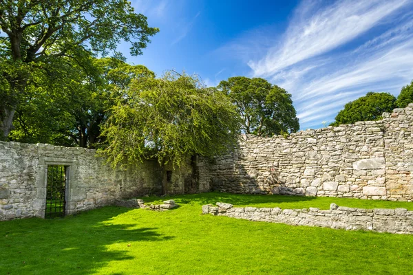 Medieval wall in a park in Scotland — Stock Photo, Image