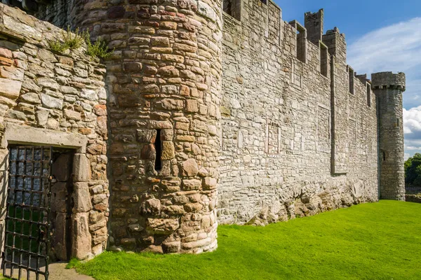 The entrance to the medieval castle of stone — Stock Photo, Image