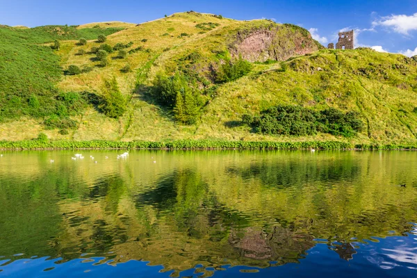 Hermosa vista de las montañas reflejadas en un lago — Foto de Stock