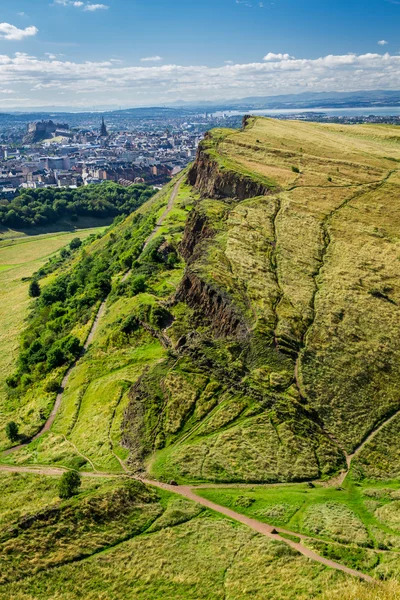 Vista della soleggiata Edimburgo dalla cima di Arthur Seats — Foto Stock