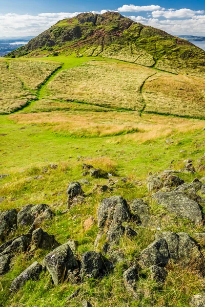 Visa av sökvägen till arthur sätet i edinburgh — Stockfoto