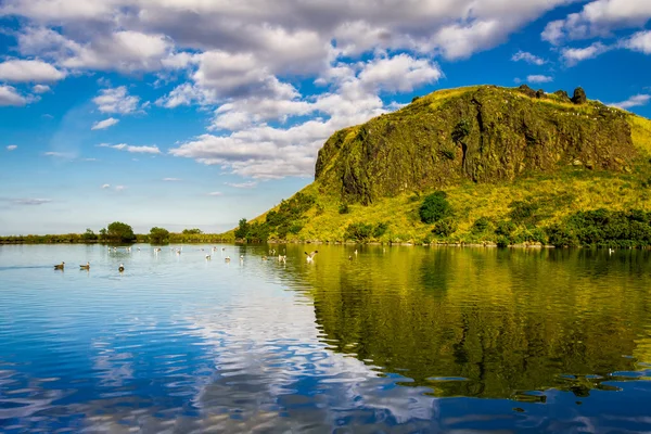 Beautiful view of the mountain lake in Scotland — Stock Photo, Image