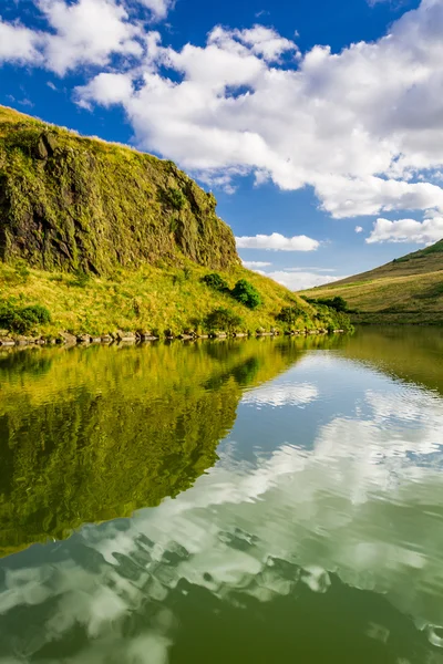 Όμορφη θέα στα βουνά και τη λίμνη στην Σκωτία — Φωτογραφία Αρχείου