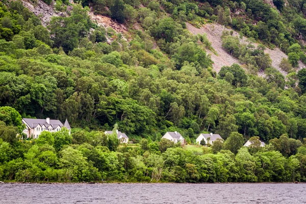 Houses on the cliff in the mountains — Stock Photo, Image