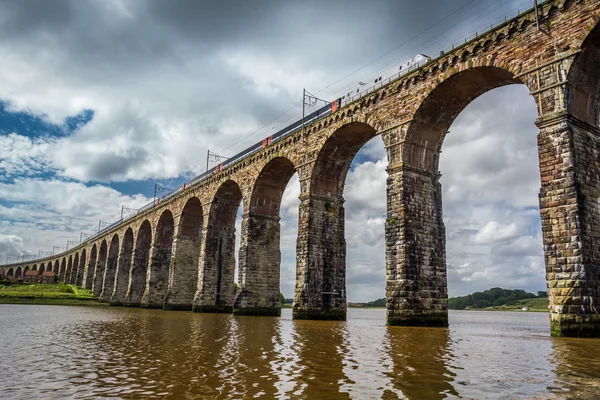 Veduta del treno che attraversa il vecchio ponte in pietra di Scotla — Foto Stock