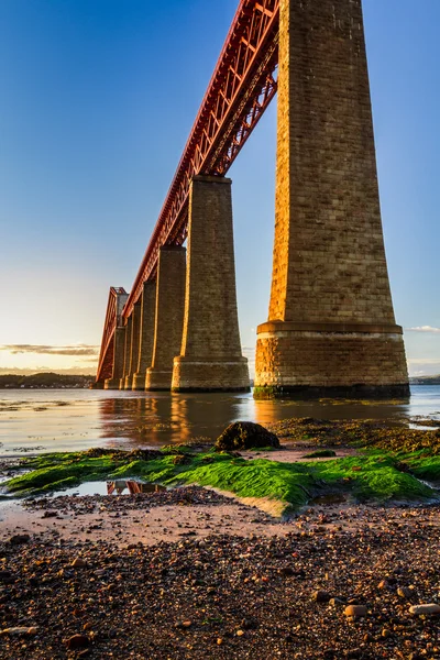 Fluss und Sonnenuntergang über eine Straßenbrücke in Schottland — Stockfoto