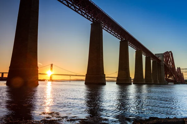 Ηλιοβασίλεμα μεταξύ τις δύο γέφυρες στη Σκωτία — Φωτογραφία Αρχείου