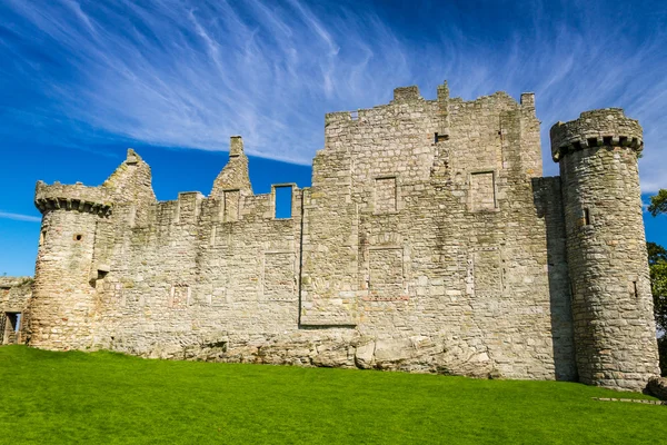 Middeleeuwse kasteel in de zomer — Stockfoto