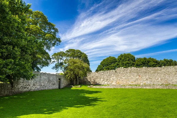 Tuin en middeleeuwse muur in Schotland — Stockfoto