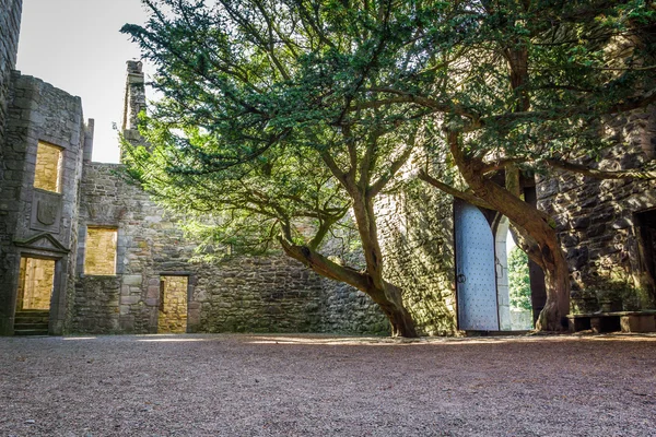 Entrance to the courtyard of a stone castle — Stock Photo, Image