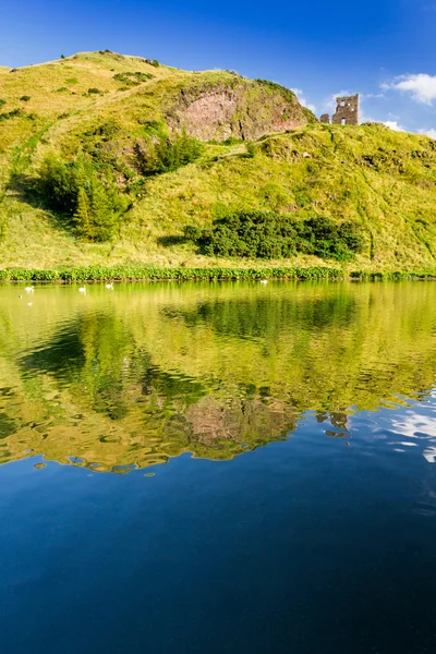 Vacker utsikt över bergen och en sjö i sommar — Stockfoto