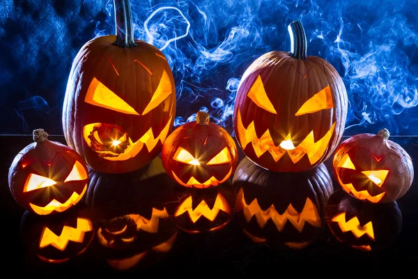 Grupo halloween abóboras no fundo fumaça — Fotografia de Stock