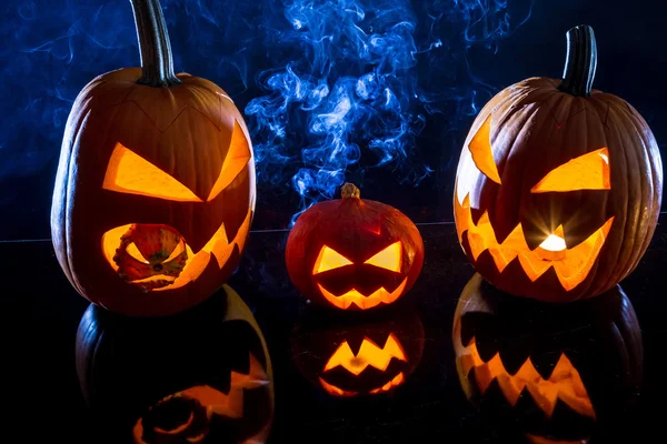 Tre pumpor och rök på halloween — Stockfoto