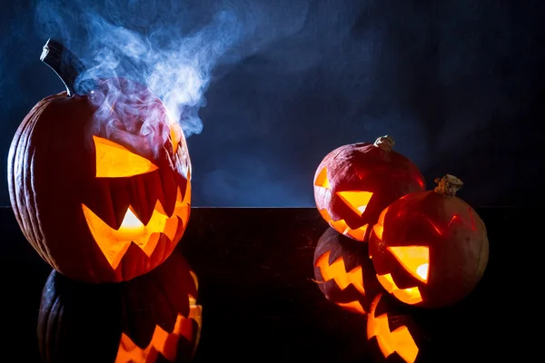 Kürbisse als Halloween-Feiertagssymbol — Stockfoto