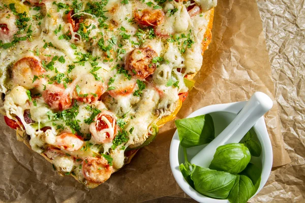 Печеная пицца и раствор со свежим базиликом — стоковое фото