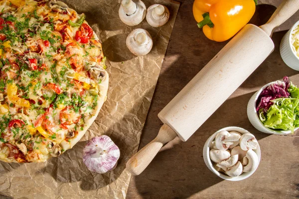 Preparando-se para assar uma pizza feita de legumes frescos — Fotografia de Stock