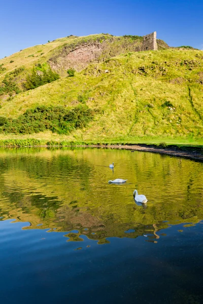 Vacker utsikt över bergen och en sjö i Skottland — Stockfoto