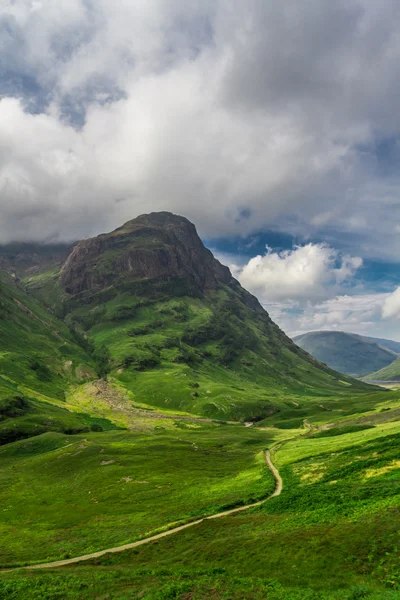 Passo a passo nas terras altas da Escócia no verão — Fotografia de Stock