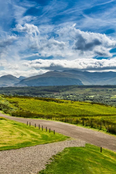 Hermosas vistas de las tierras altas escocesas en verano — Foto de Stock